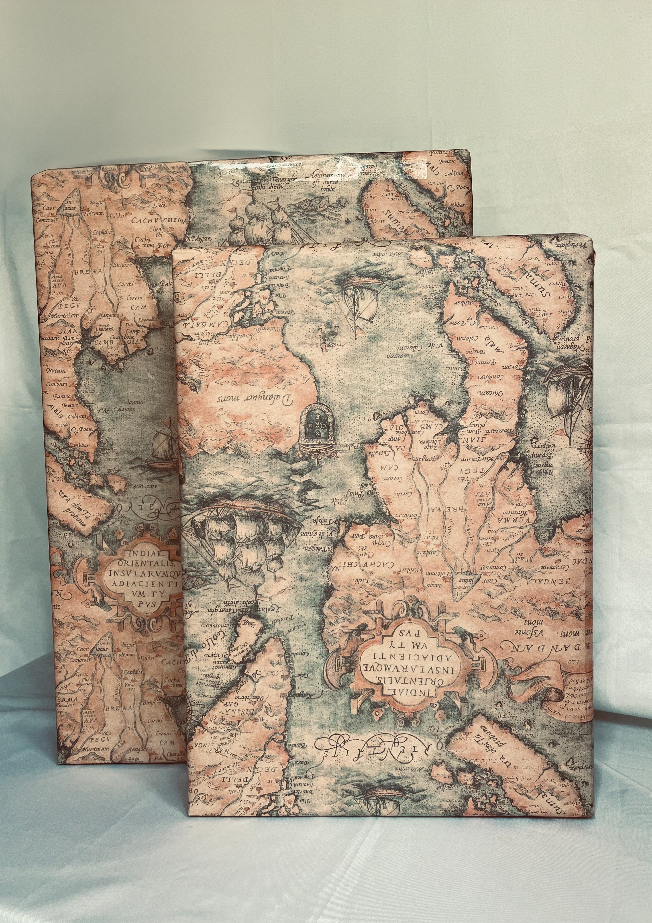 The Vintage Gift Wrap with retro ribbon – elegant wrapping for anniversaries